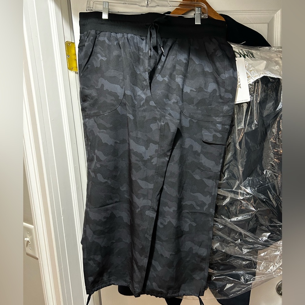 NWT RBX Crop Cargo pants Sz Large Black Camouflage - Picture 8 of 16